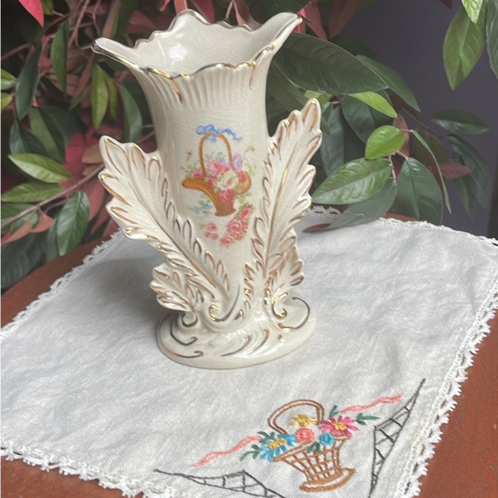 😍 VINTAGE ART NOUVEAU FENTON VASE w gold trim BONUS Cross linen stitch doily